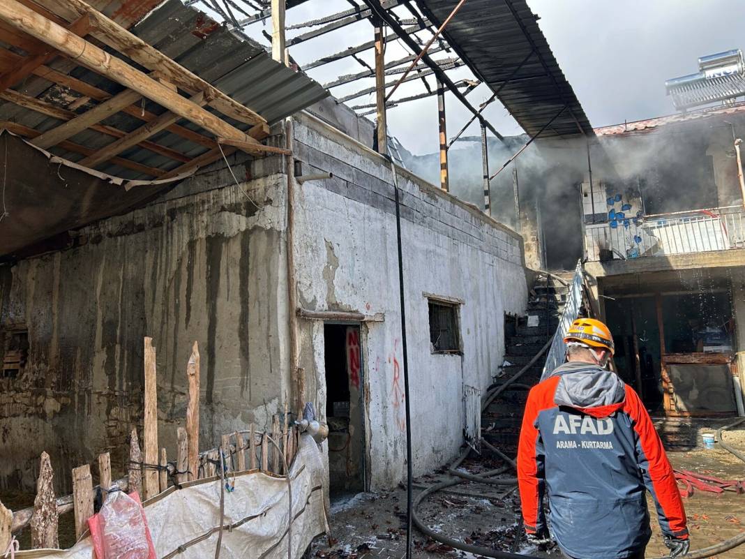 Evde yangın çıktı, içeri giren ekipler yaşlı kadını ölü buldu 3